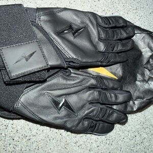 Bruce bolt all black batting gloves